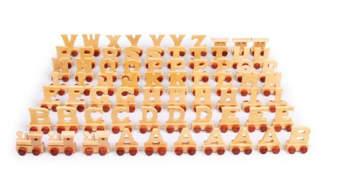 Buchstabenzug aus Holz - 3 Loks, 53 Anhänger 