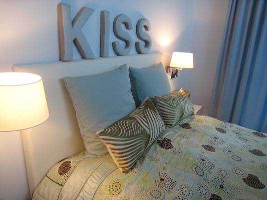 kiss_hellblau_braun_schlafzimmer